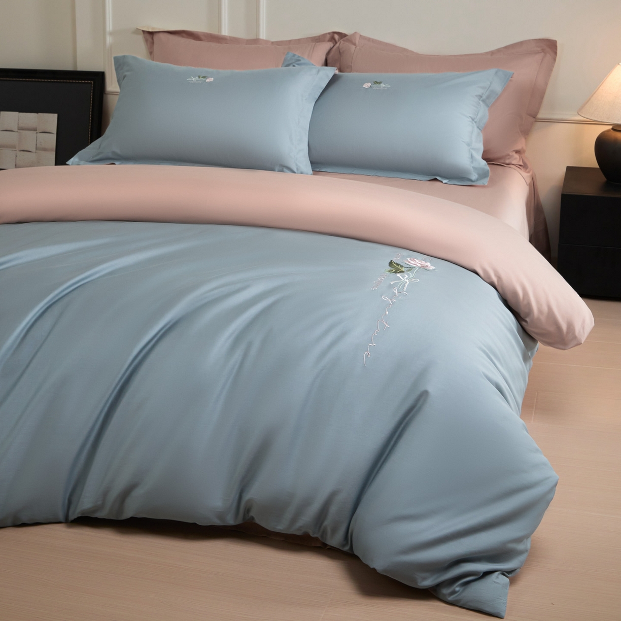91家纺网 家纺一手货源 找家纺 秀色家纺 2026新款100支长绒棉纯棉四件套轻奢全棉刺绣被套床单纯棉四季床品-唤醒 唤醒-天空蓝+茱萸粉