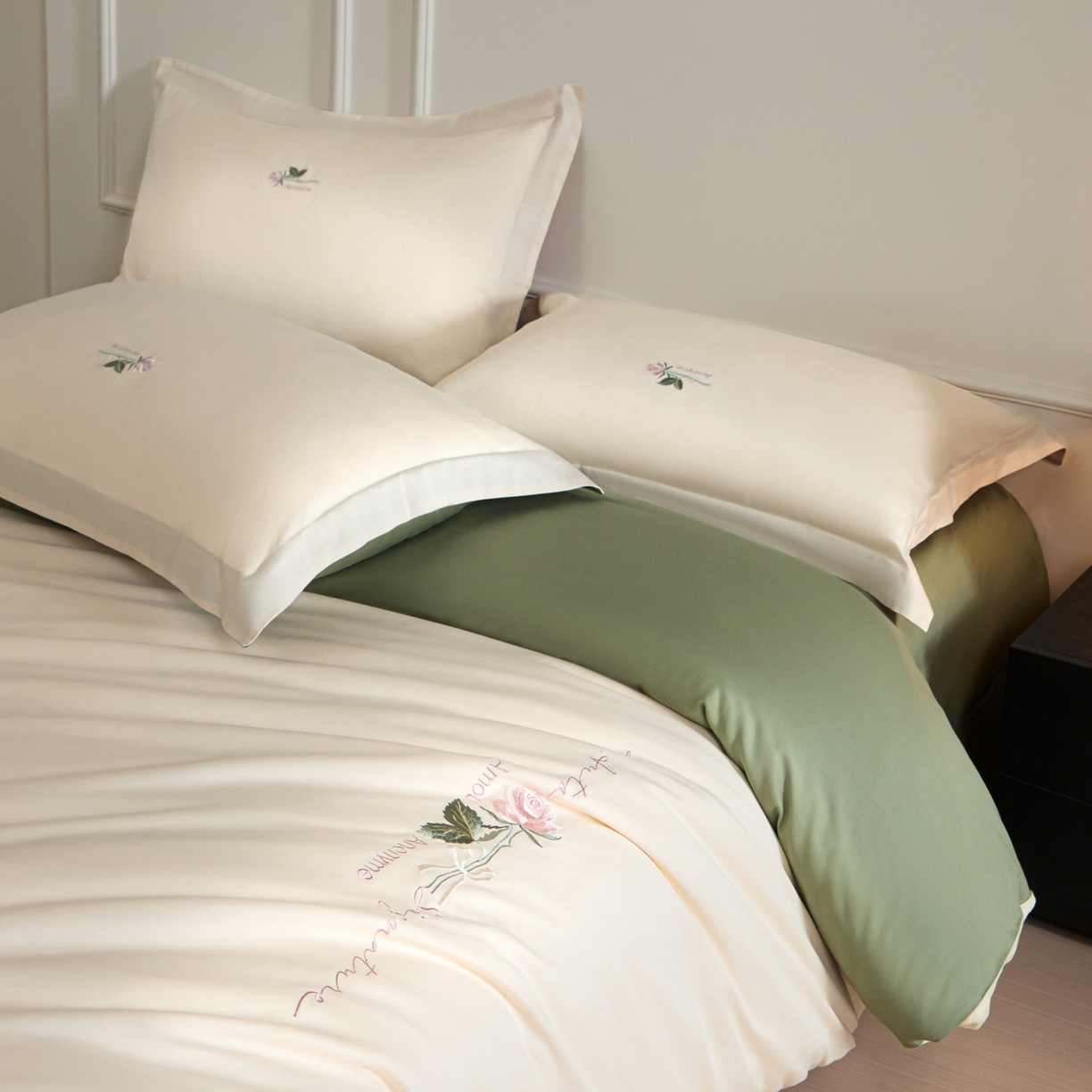 91家纺网 家纺一手货源 找家纺 秀色家纺 2026新款100支长绒棉纯棉四件套轻奢全棉刺绣被套床单纯棉四季床品-唤醒 唤醒-奶昔白+莺茶绿