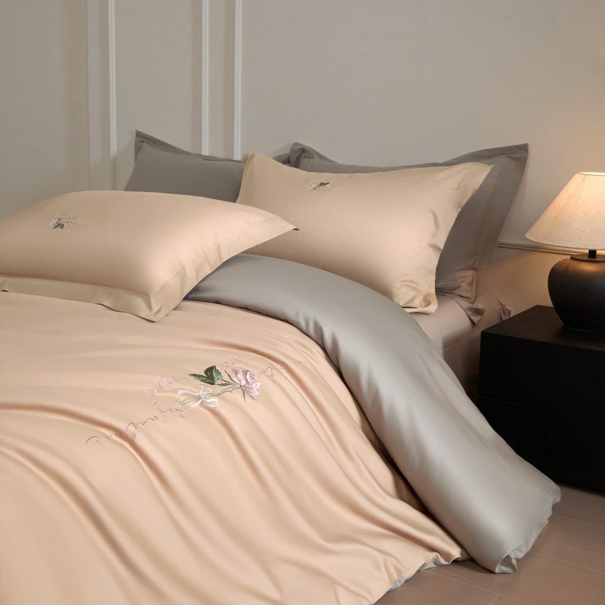 91家纺网 家纺一手货源 找家纺 秀色家纺 2026新款100支长绒棉纯棉四件套轻奢全棉刺绣被套床单纯棉四季床品-唤醒 唤醒-香槟金+烟墨灰