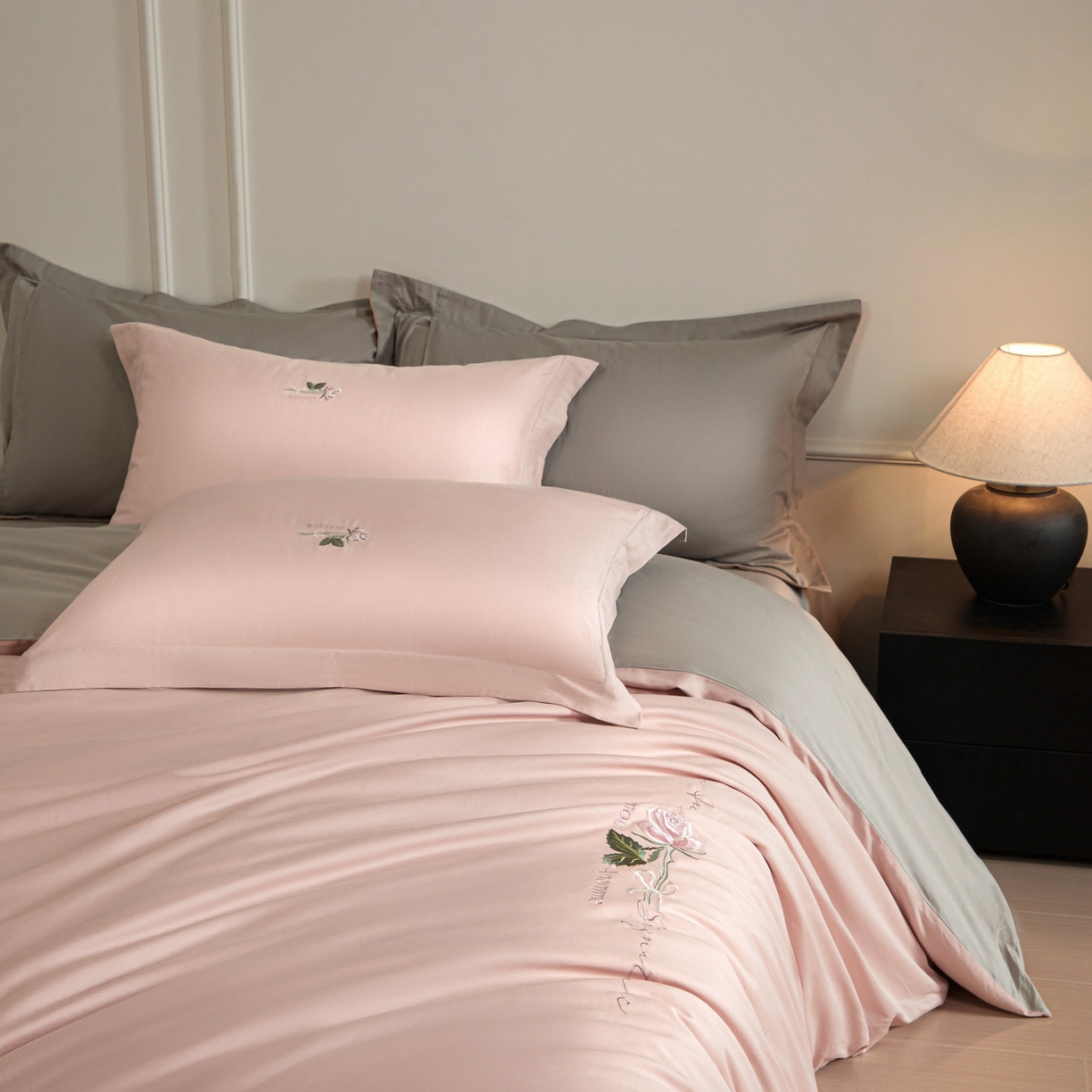 91家纺网 家纺一手货源 找家纺 秀色家纺 2026新款100支长绒棉纯棉四件套轻奢全棉刺绣被套床单纯棉四季床品-唤醒 唤醒-茱萸粉+烟墨灰