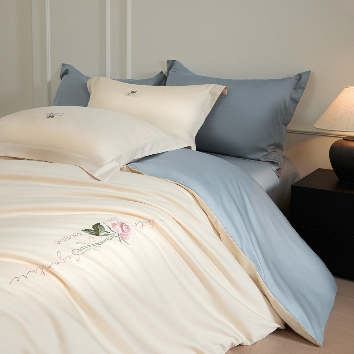 91家纺网 家纺一手货源 找家纺 秀色家纺 2026新款100支长绒棉纯棉四件套轻奢全棉刺绣被套床单纯棉四季床品-唤醒 唤醒-奶昔白+天空蓝