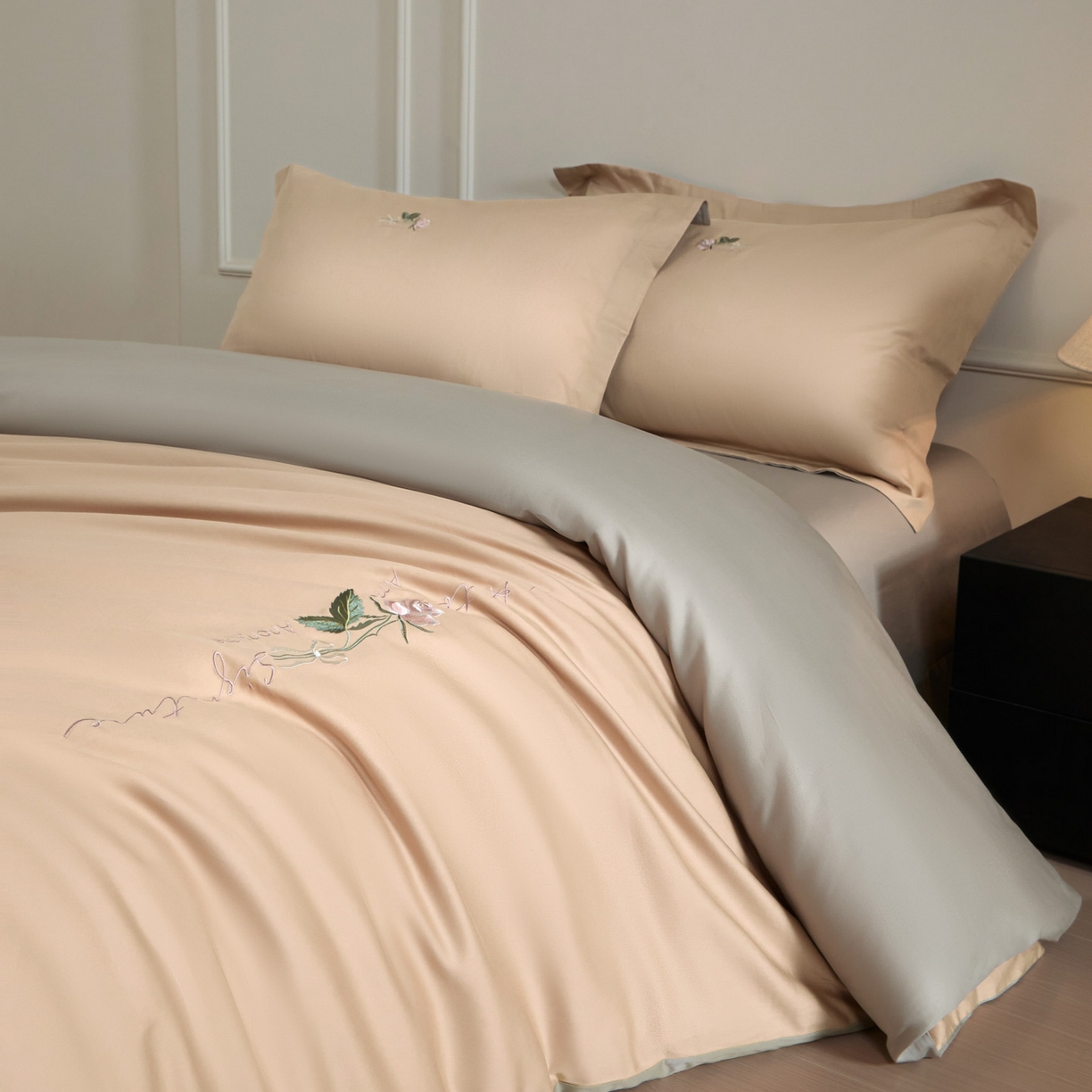 91家纺网 家纺一手货源 找家纺 秀色家纺 2026新款100支长绒棉纯棉四件套轻奢全棉刺绣被套床单纯棉四季床品-唤醒 唤醒-香槟金+烟墨灰