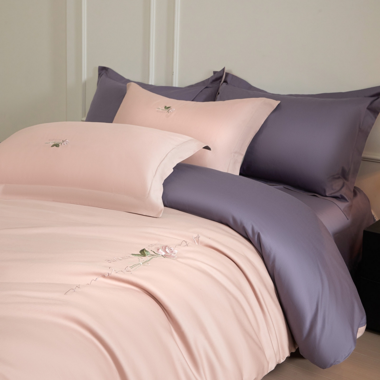 91家纺网 家纺一手货源 找家纺 秀色家纺 2026新款100支长绒棉纯棉四件套轻奢全棉刺绣被套床单纯棉四季床品-唤醒 唤醒-茱萸粉+丁香紫