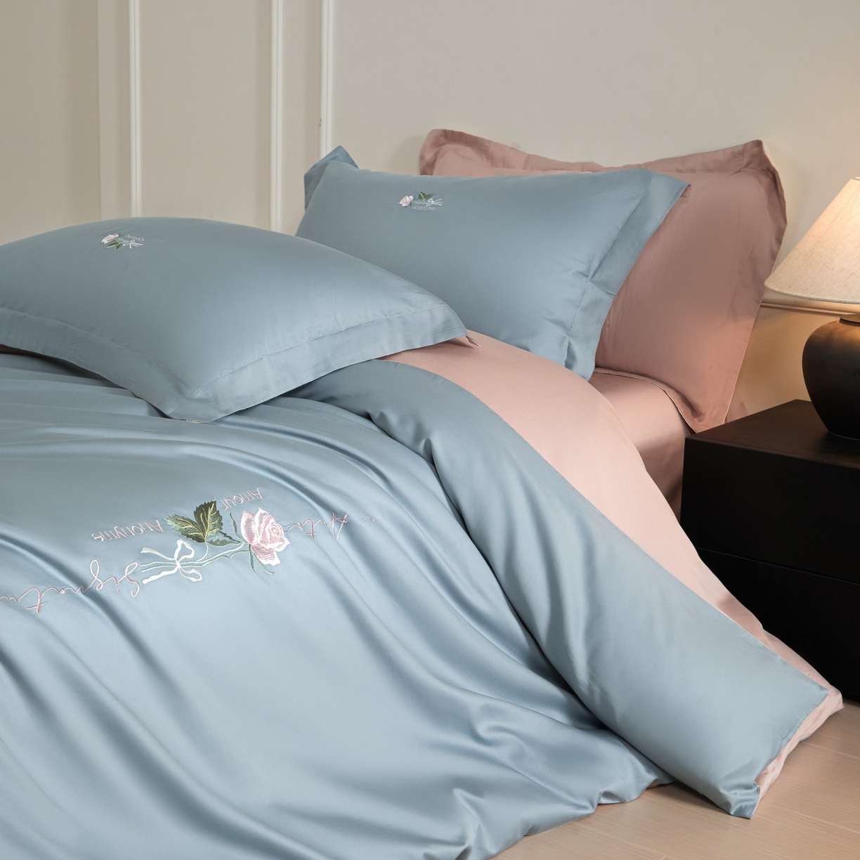 91家纺网 家纺一手货源 找家纺 秀色家纺 2026新款100支长绒棉纯棉四件套轻奢全棉刺绣被套床单纯棉四季床品-唤醒 唤醒-天空蓝+茱萸粉