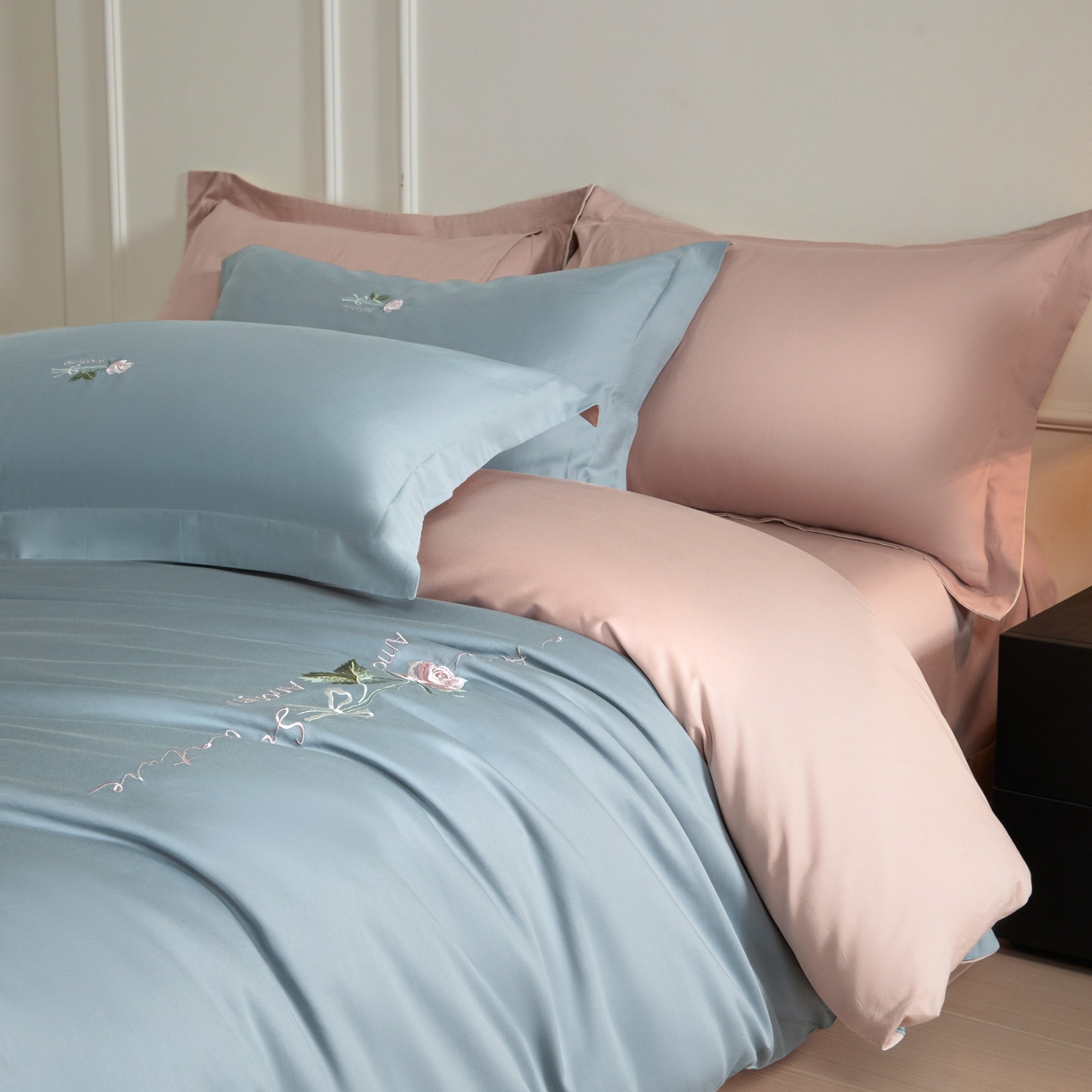 91家纺网 家纺一手货源 找家纺 秀色家纺 2026新款100支长绒棉纯棉四件套轻奢全棉刺绣被套床单纯棉四季床品-唤醒 唤醒-天空蓝+茱萸粉
