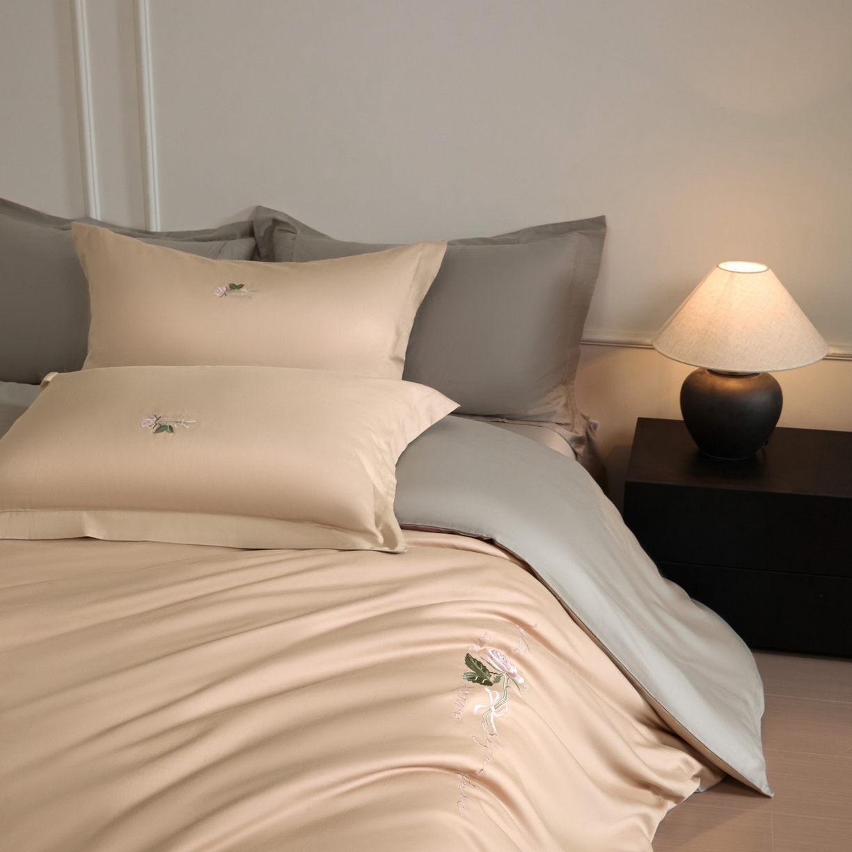 91家纺网 家纺一手货源 找家纺 秀色家纺 2026新款100支长绒棉纯棉四件套轻奢全棉刺绣被套床单纯棉四季床品-唤醒 唤醒-香槟金+烟墨灰