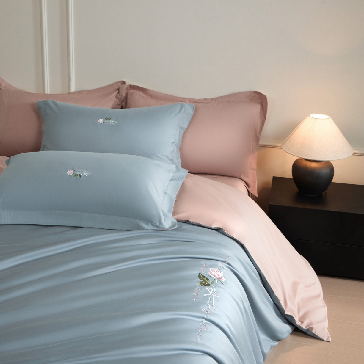 91家纺网 家纺一手货源 找家纺 秀色家纺 2026新款100支长绒棉纯棉四件套轻奢全棉刺绣被套床单纯棉四季床品-唤醒 唤醒-天空蓝+茱萸粉