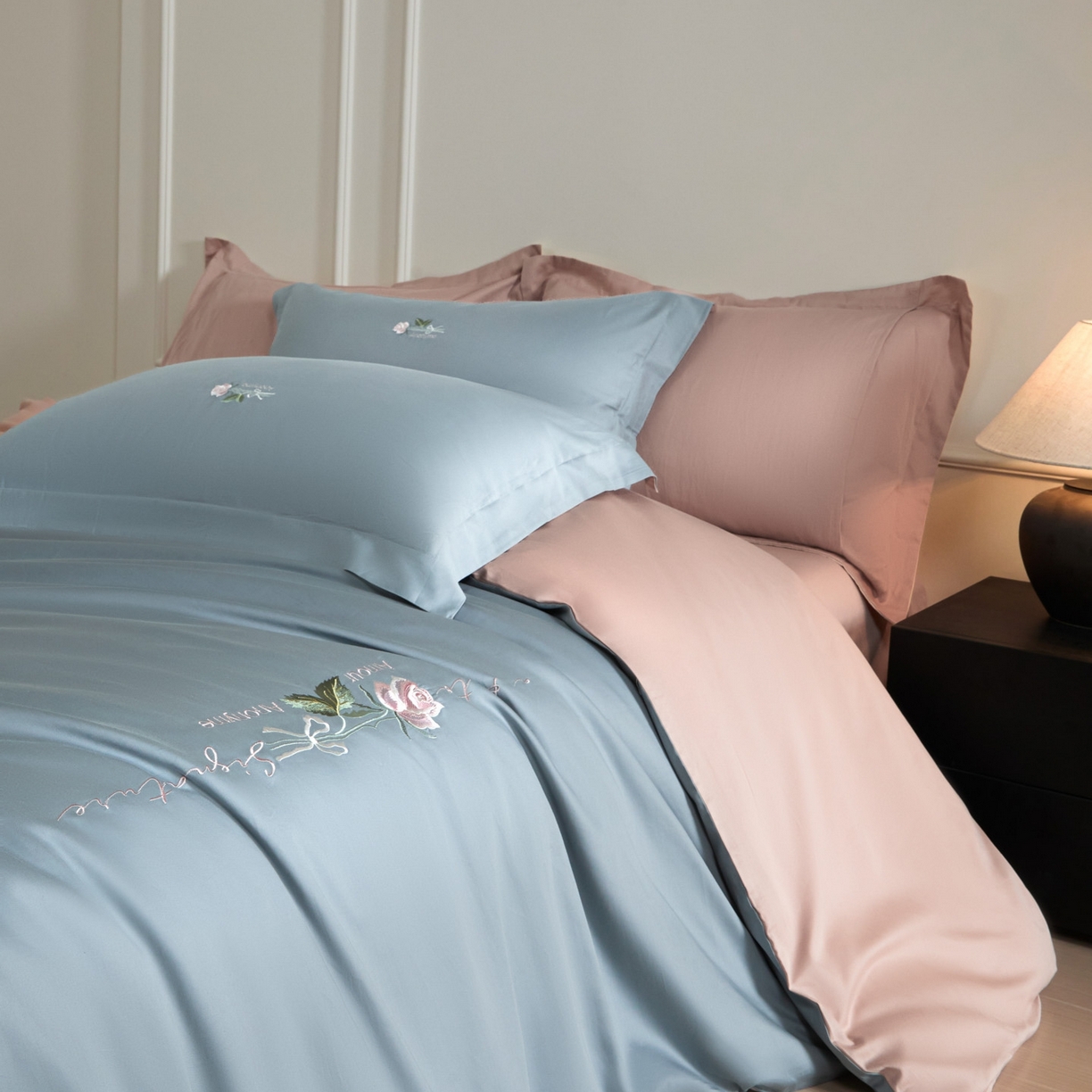91家纺网 家纺一手货源 找家纺 秀色家纺 2026新款100支长绒棉纯棉四件套轻奢全棉刺绣被套床单纯棉四季床品-唤醒 唤醒-天空蓝+茱萸粉