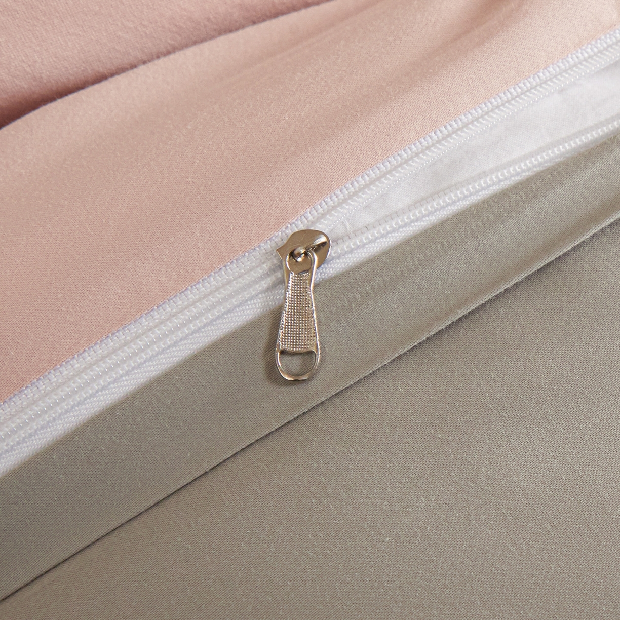 91家纺网 家纺一手货源 找家纺 秀色家纺 2026新款100支长绒棉纯棉四件套轻奢全棉刺绣被套床单纯棉四季床品-唤醒 唤醒-茱萸粉+烟墨灰