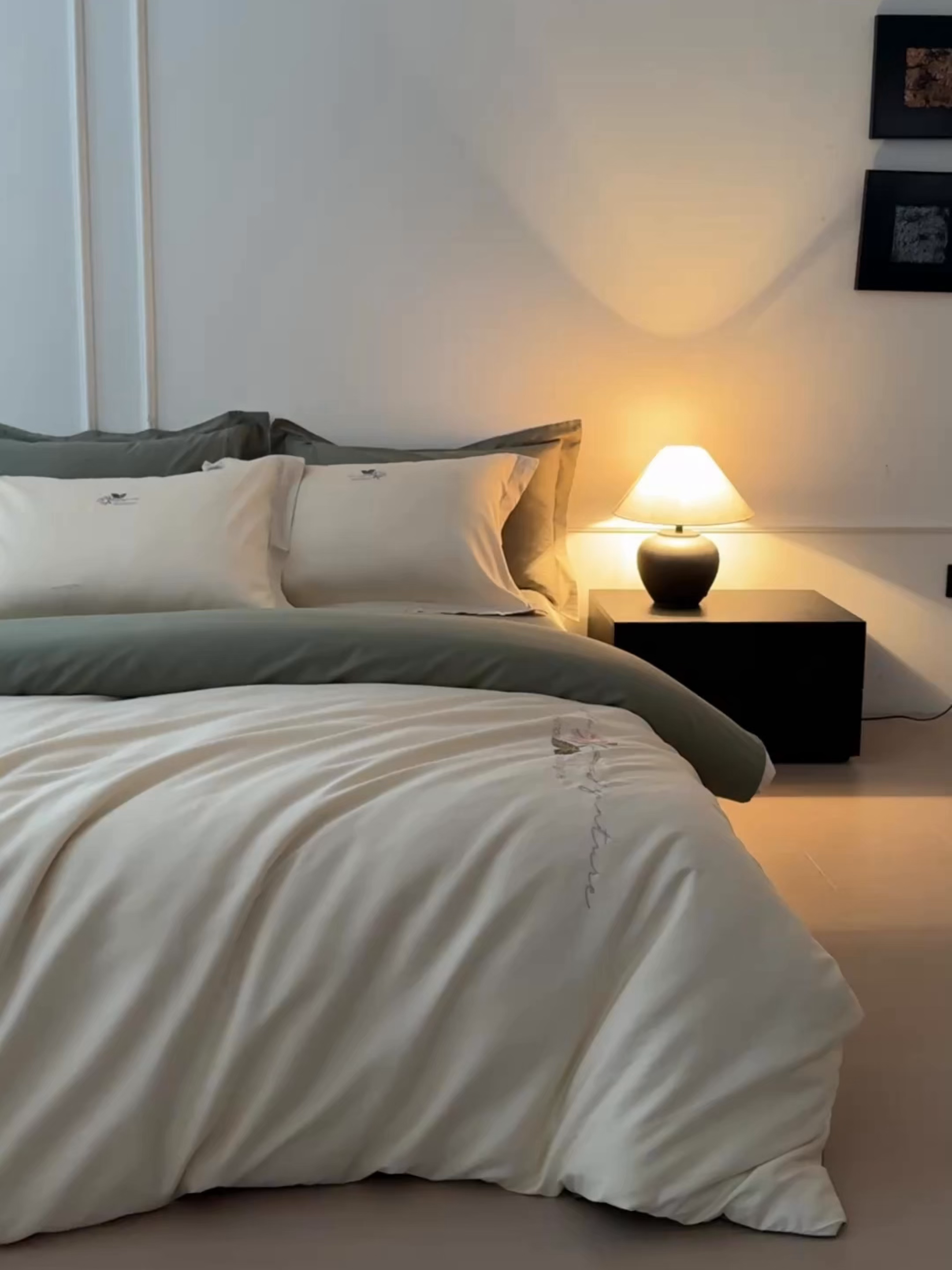 91家纺网 家纺一手货源 找家纺 秀色家纺 2026新款100支长绒棉纯棉四件套轻奢全棉刺绣被套床单纯棉四季床品-唤醒 唤醒-奶昔白+莺茶绿