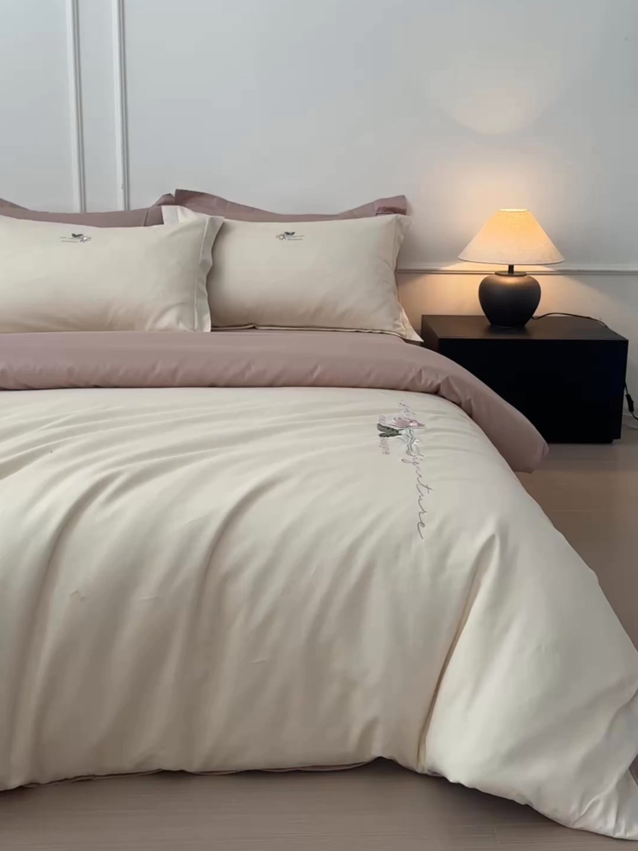 91家纺网 家纺一手货源 找家纺 秀色家纺 2026新款100支长绒棉纯棉四件套轻奢全棉刺绣被套床单纯棉四季床品-唤醒 唤醒-奶昔白+茱萸粉