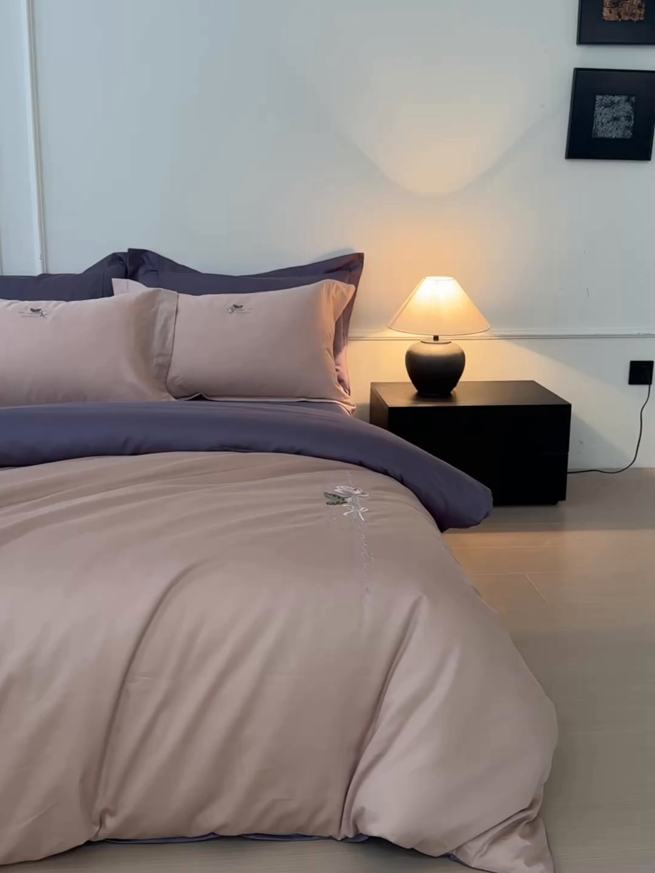 91家纺网 家纺一手货源 找家纺 秀色家纺 2026新款100支长绒棉纯棉四件套轻奢全棉刺绣被套床单纯棉四季床品-唤醒 唤醒-茱萸粉+丁香紫