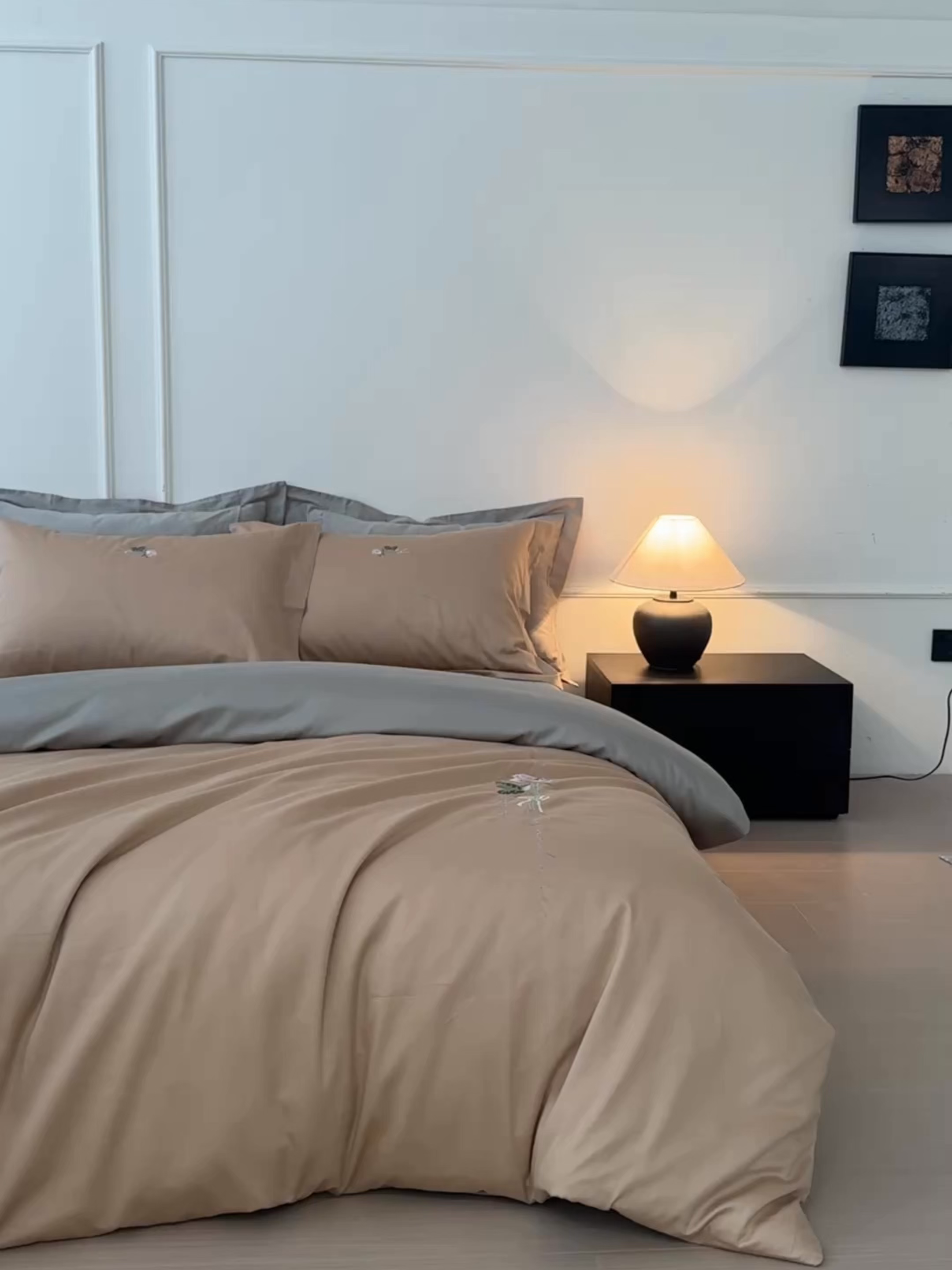 91家纺网 家纺一手货源 找家纺 秀色家纺 2026新款100支长绒棉纯棉四件套轻奢全棉刺绣被套床单纯棉四季床品-唤醒 唤醒-香槟金+烟墨灰