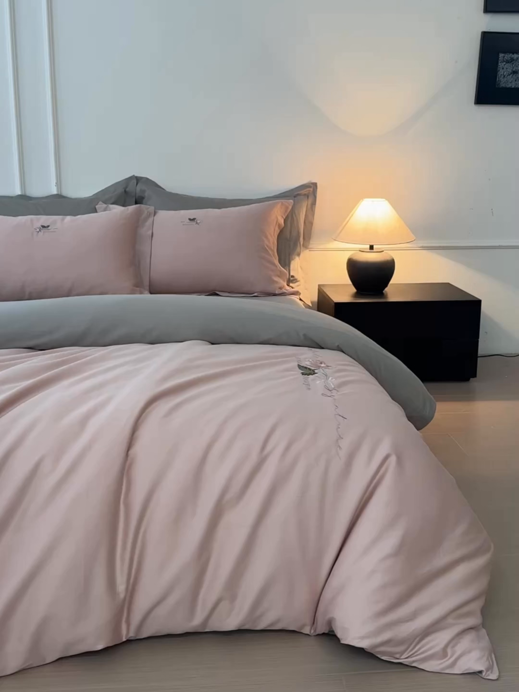 91家纺网 家纺一手货源 找家纺 秀色家纺 2026新款100支长绒棉纯棉四件套轻奢全棉刺绣被套床单纯棉四季床品-唤醒 唤醒-茱萸粉+烟墨灰