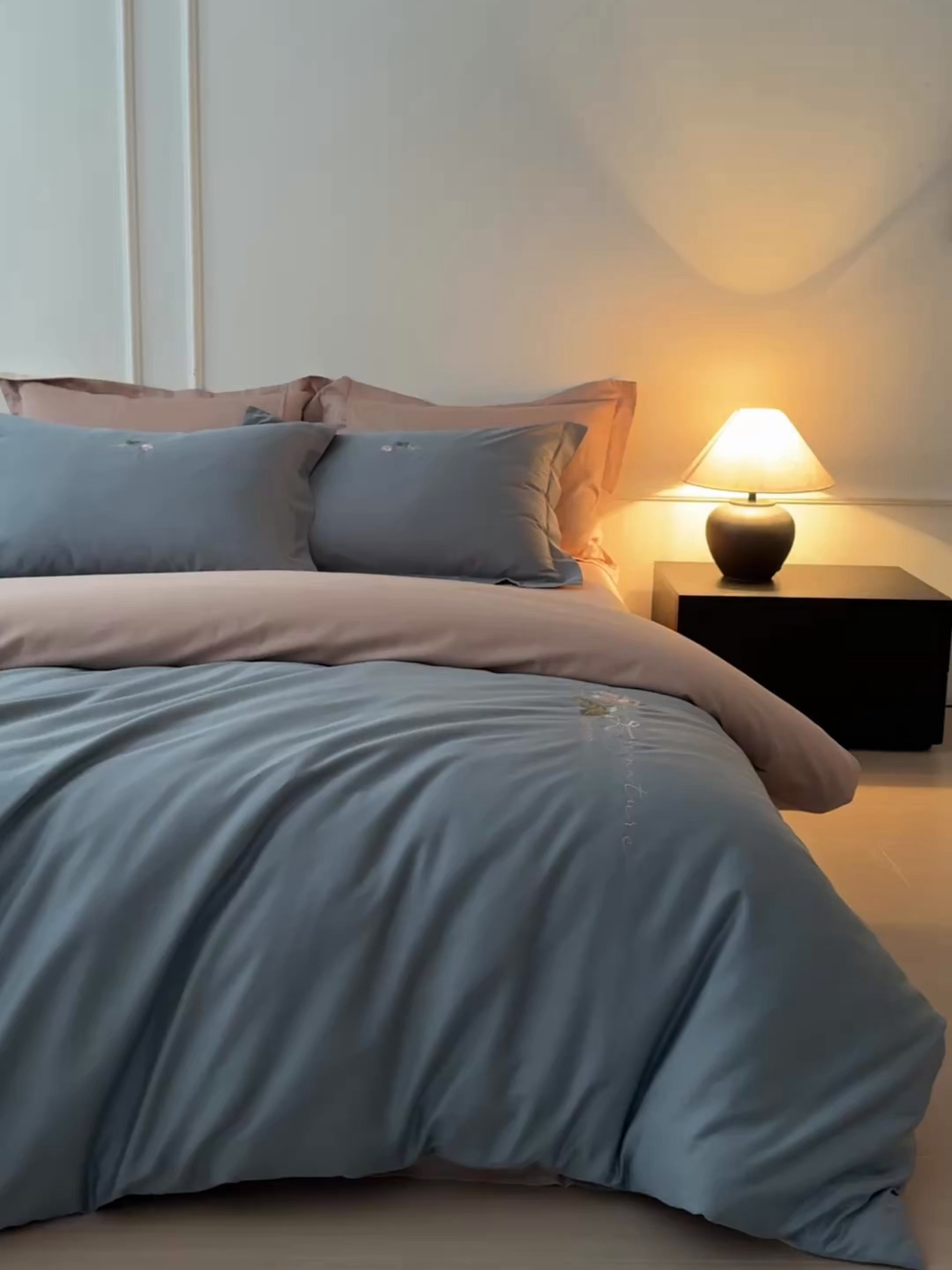 91家纺网 家纺一手货源 找家纺 秀色家纺 2026新款100支长绒棉纯棉四件套轻奢全棉刺绣被套床单纯棉四季床品-唤醒 唤醒-天空蓝+茱萸粉