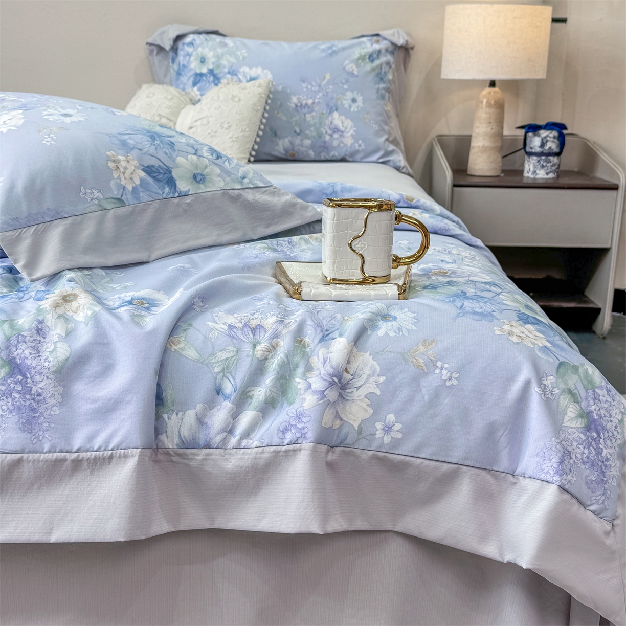 91家纺网 家纺一手货源 找家纺 慕木家纺 2026新款A类印花慕丝棉凉感夏被夏凉被空调被四件套 蓝庭叙+灰