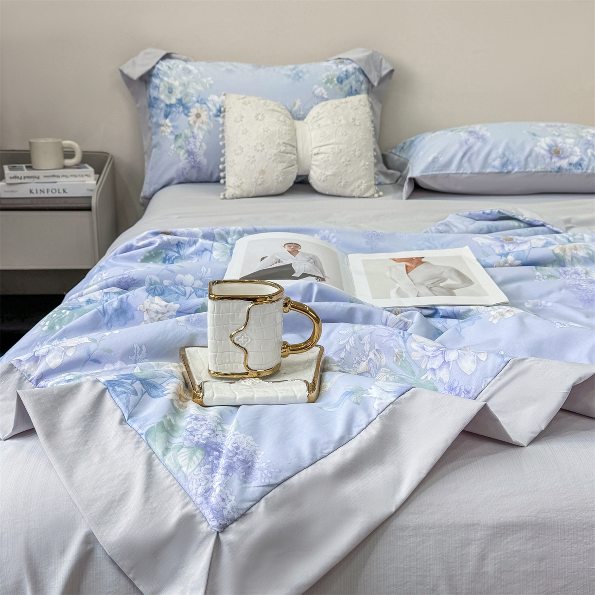 91家纺网 家纺一手货源 找家纺 慕木家纺 2026新款A类印花慕丝棉凉感夏被夏凉被空调被四件套 蓝庭叙+灰