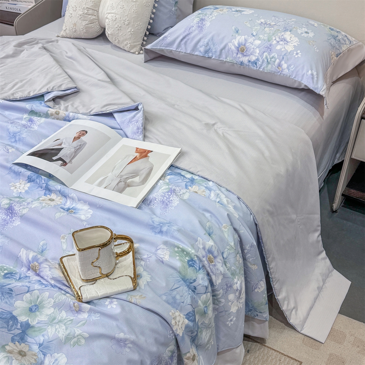 91家纺网 家纺一手货源 找家纺 慕木家纺 2026新款A类印花慕丝棉凉感夏被夏凉被空调被四件套 蓝庭叙+灰