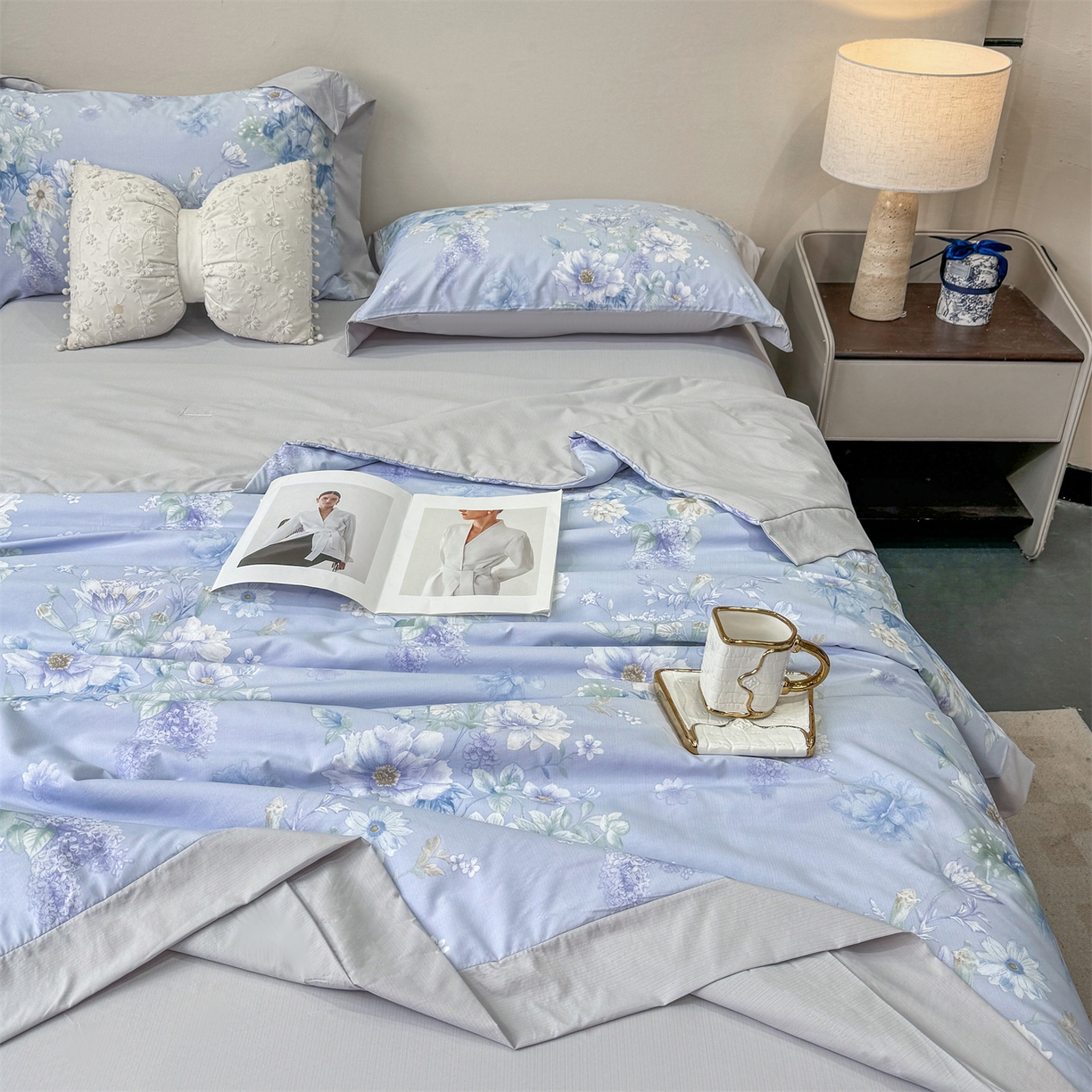 91家纺网 家纺一手货源 找家纺 慕木家纺 2026新款A类印花慕丝棉凉感夏被夏凉被空调被四件套 蓝庭叙+灰