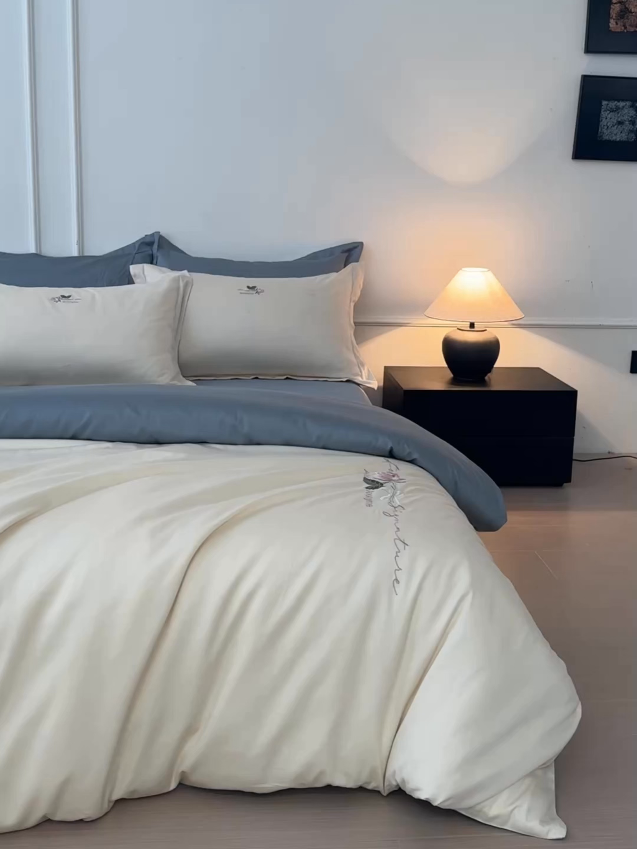 91家纺网 家纺一手货源 找家纺 秀色家纺 2026新款100支长绒棉纯棉四件套轻奢全棉刺绣被套床单纯棉四季床品-唤醒 唤醒-奶昔白+天空蓝