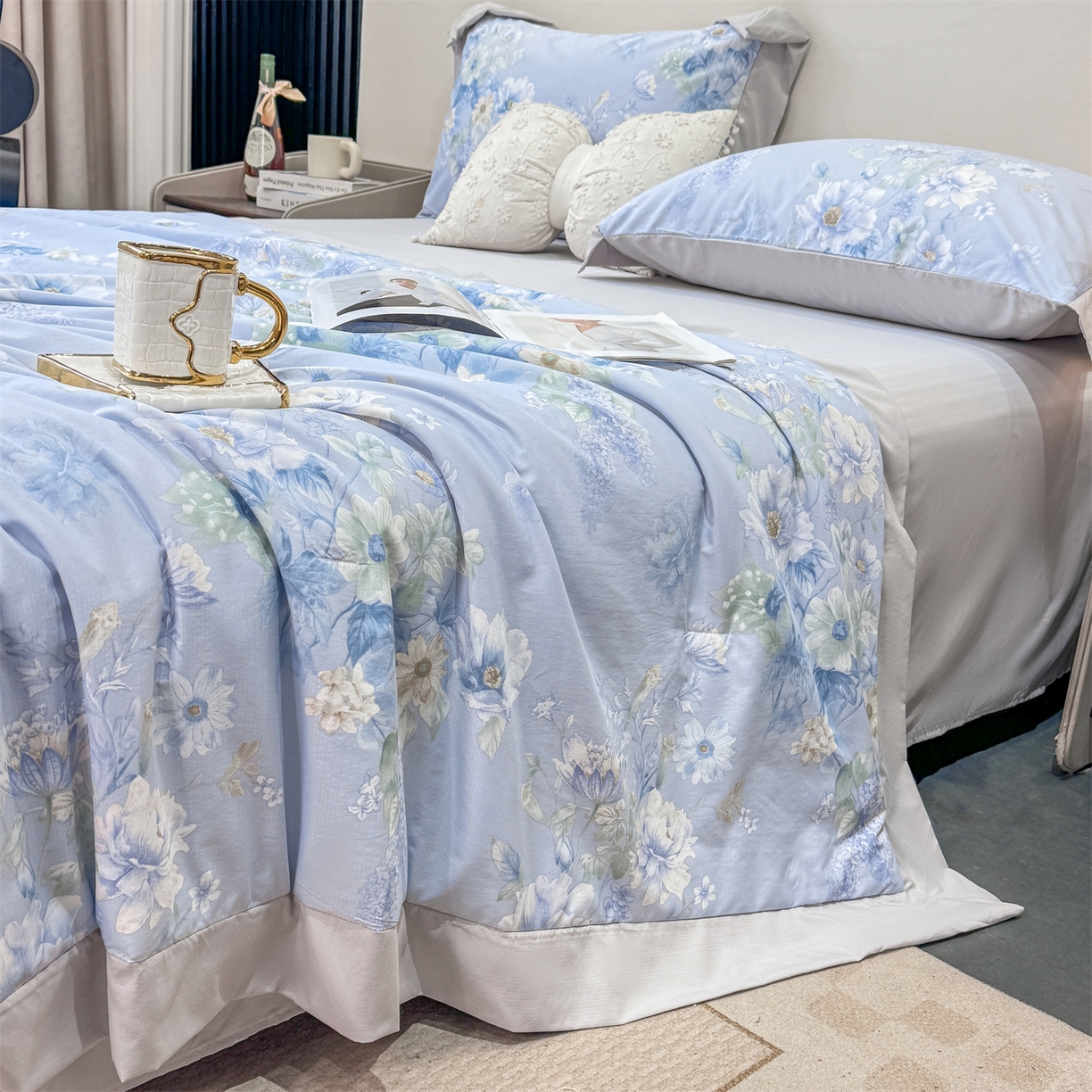 91家纺网 家纺一手货源 找家纺 慕木家纺 2026新款A类印花慕丝棉凉感夏被夏凉被空调被四件套 蓝庭叙+灰