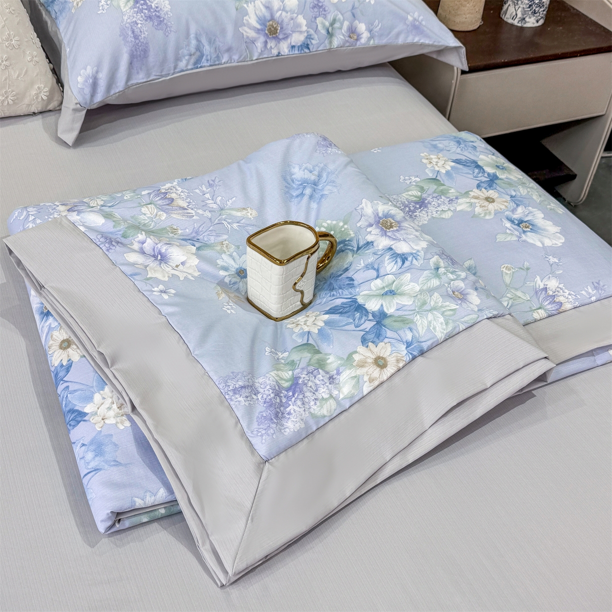 91家纺网 家纺一手货源 找家纺 慕木家纺 2026新款A类印花慕丝棉凉感夏被夏凉被空调被四件套 蓝庭叙+灰