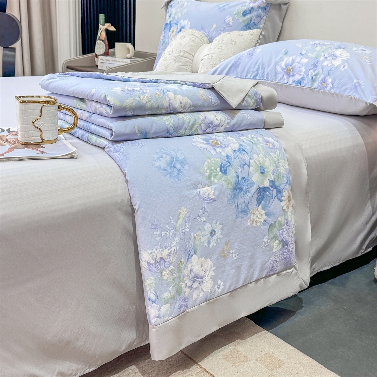 91家纺网 家纺一手货源 找家纺 慕木家纺 2026新款A类印花慕丝棉凉感夏被夏凉被空调被四件套 蓝庭叙+灰