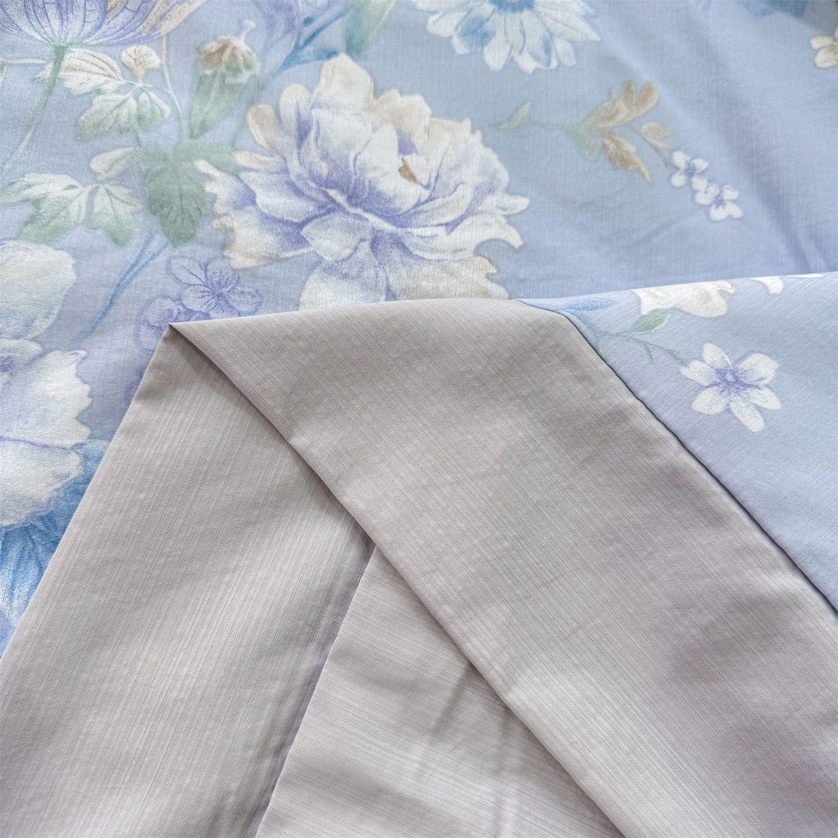 91家纺网 家纺一手货源 找家纺 慕木家纺 2026新款A类印花慕丝棉凉感夏被夏凉被空调被四件套 蓝庭叙+灰