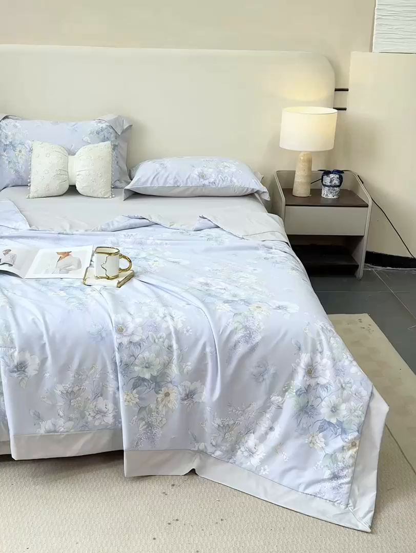 91家纺网 家纺一手货源 找家纺 慕木家纺 2026新款A类印花慕丝棉凉感夏被夏凉被空调被四件套 蓝庭叙+灰