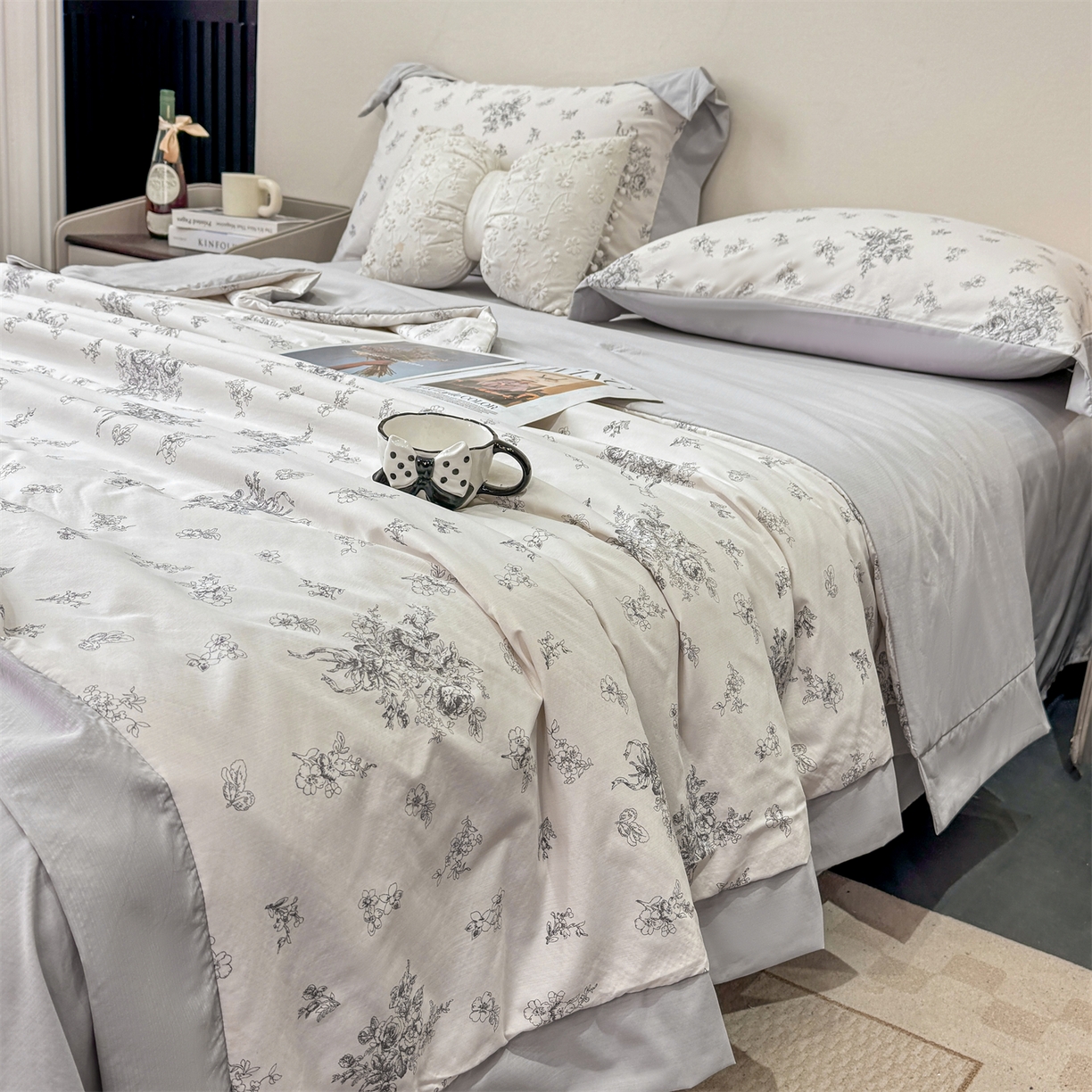 91家纺网 家纺一手货源 找家纺 慕木家纺 2026新款A类印花慕丝棉凉感夏被夏凉被空调被四件套 墨芳+灰