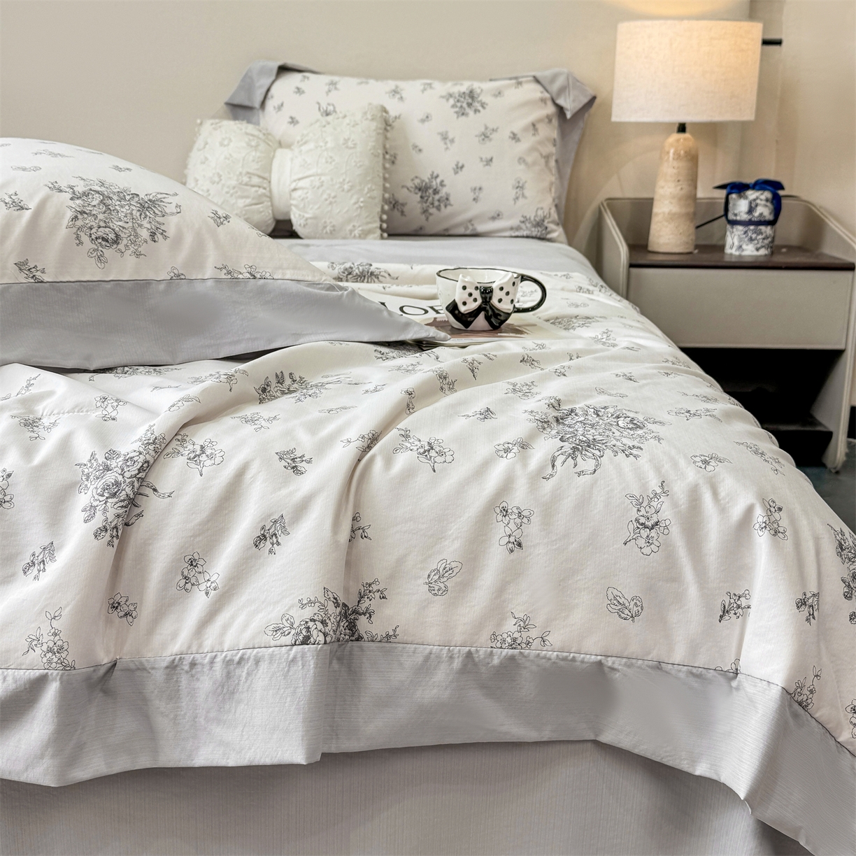 91家纺网 家纺一手货源 找家纺 慕木家纺 2026新款A类印花慕丝棉凉感夏被夏凉被空调被四件套 墨芳+灰