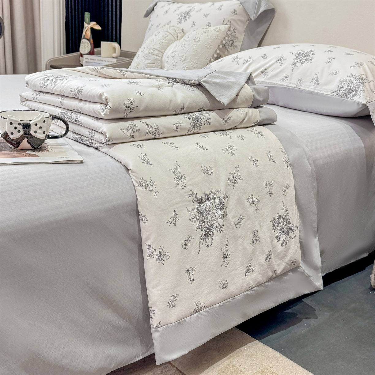 91家纺网 家纺一手货源 找家纺 慕木家纺 2026新款A类印花慕丝棉凉感夏被夏凉被空调被四件套 墨芳+灰