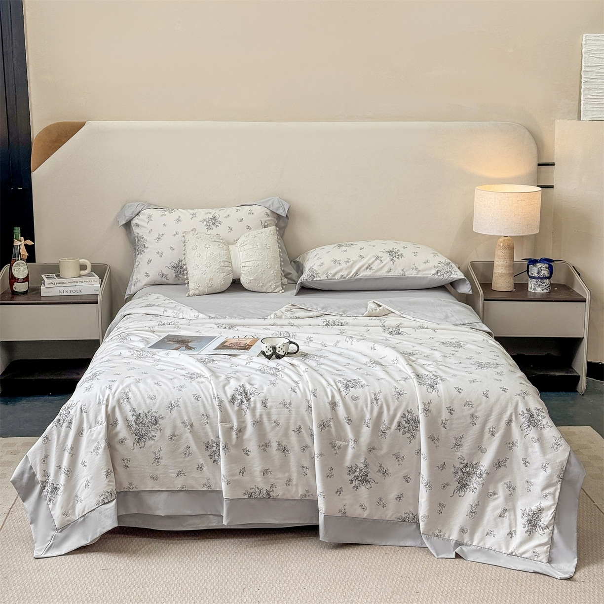 91家纺网 家纺一手货源 找家纺 慕木家纺 2026新款A类印花慕丝棉凉感夏被夏凉被空调被四件套 墨芳+灰