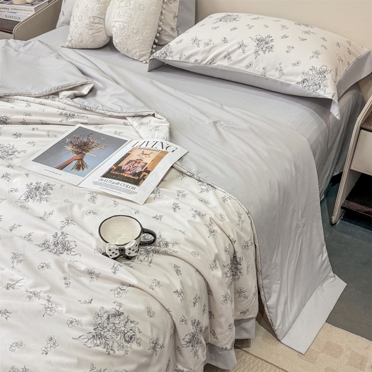 91家纺网 家纺一手货源 找家纺 慕木家纺 2026新款A类印花慕丝棉凉感夏被夏凉被空调被四件套 墨芳+灰