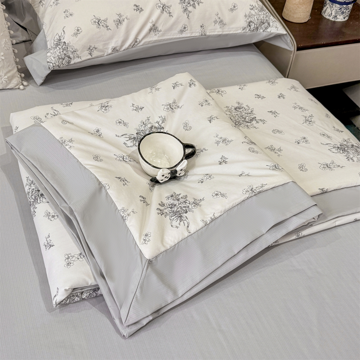 91家纺网 家纺一手货源 找家纺 慕木家纺 2026新款A类印花慕丝棉凉感夏被夏凉被空调被四件套 墨芳+灰