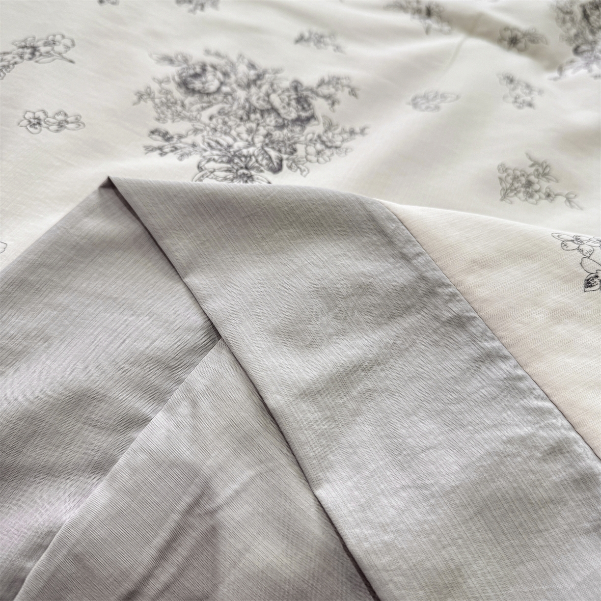 91家纺网 家纺一手货源 找家纺 慕木家纺 2026新款A类印花慕丝棉凉感夏被夏凉被空调被四件套 墨芳+灰