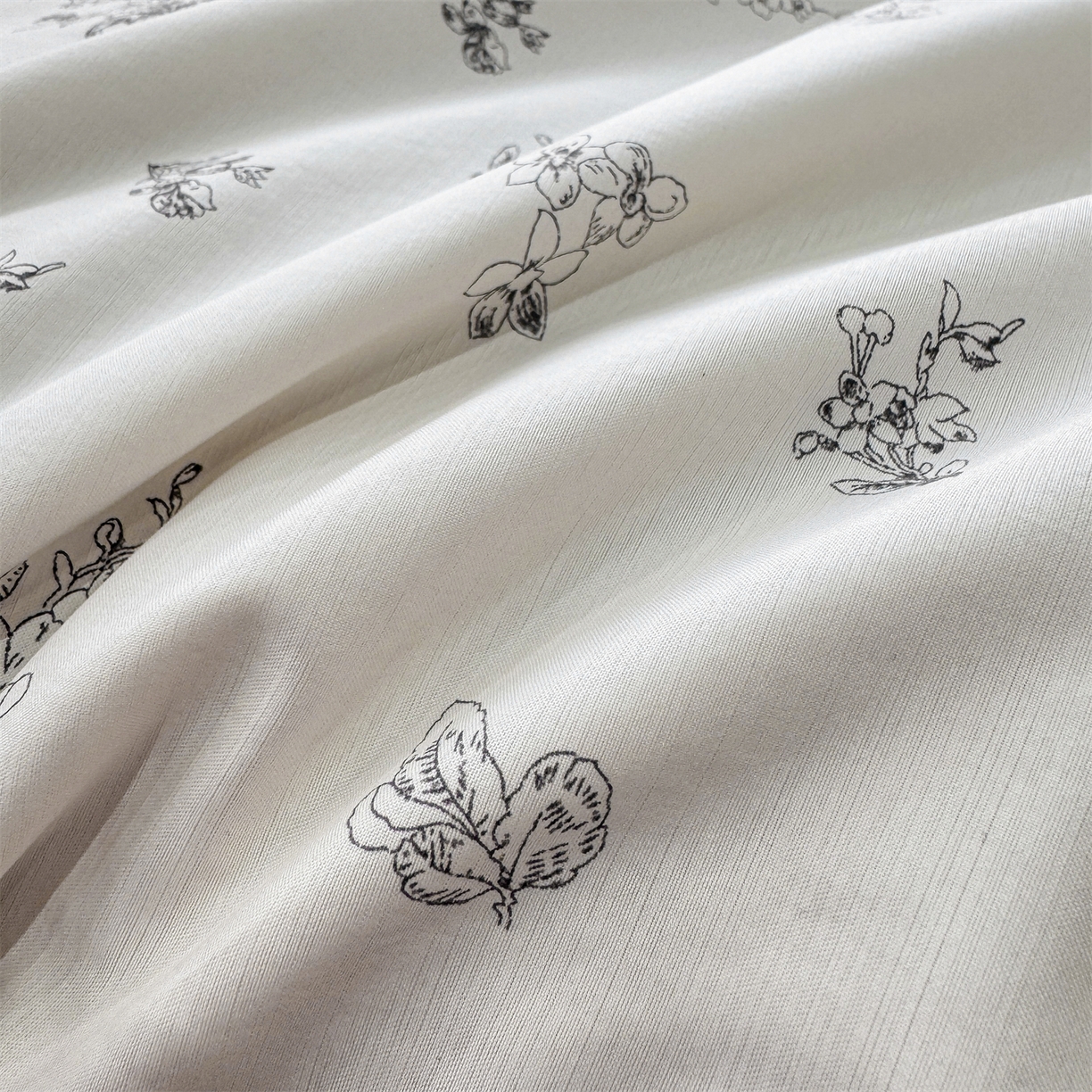 91家纺网 家纺一手货源 找家纺 慕木家纺 2026新款A类印花慕丝棉凉感夏被夏凉被空调被四件套 墨芳+灰