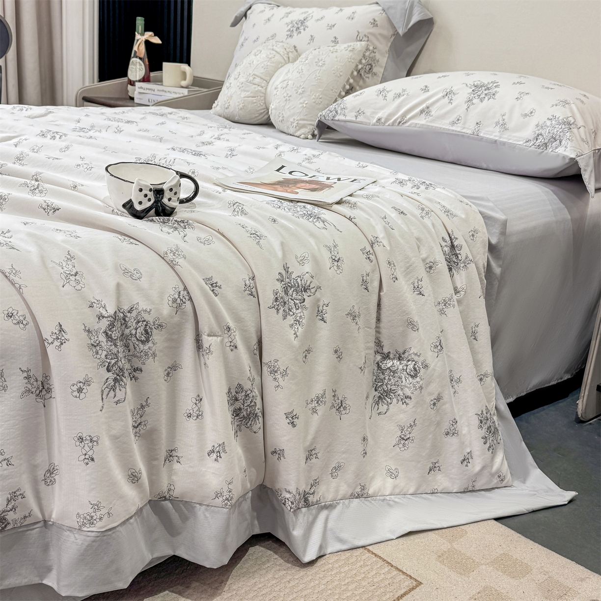 91家纺网 家纺一手货源 找家纺 慕木家纺 2026新款A类印花慕丝棉凉感夏被夏凉被空调被四件套 墨芳+灰