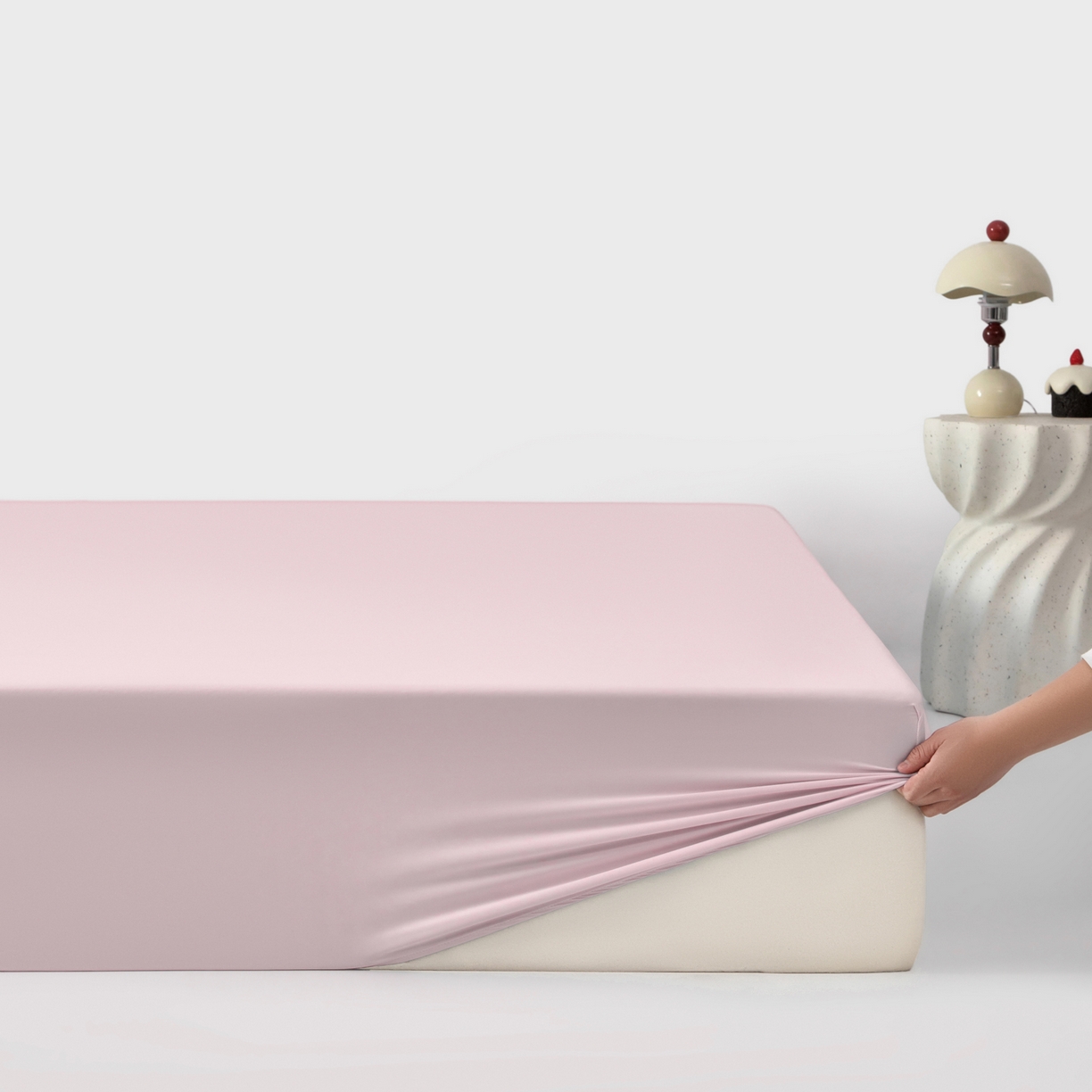 91家纺网 家纺一手货源 找家纺 其奥家纺 2026新款锦氨凉感床笠三件套A类耐磨5级0.35凉感有检测报告 雾粉