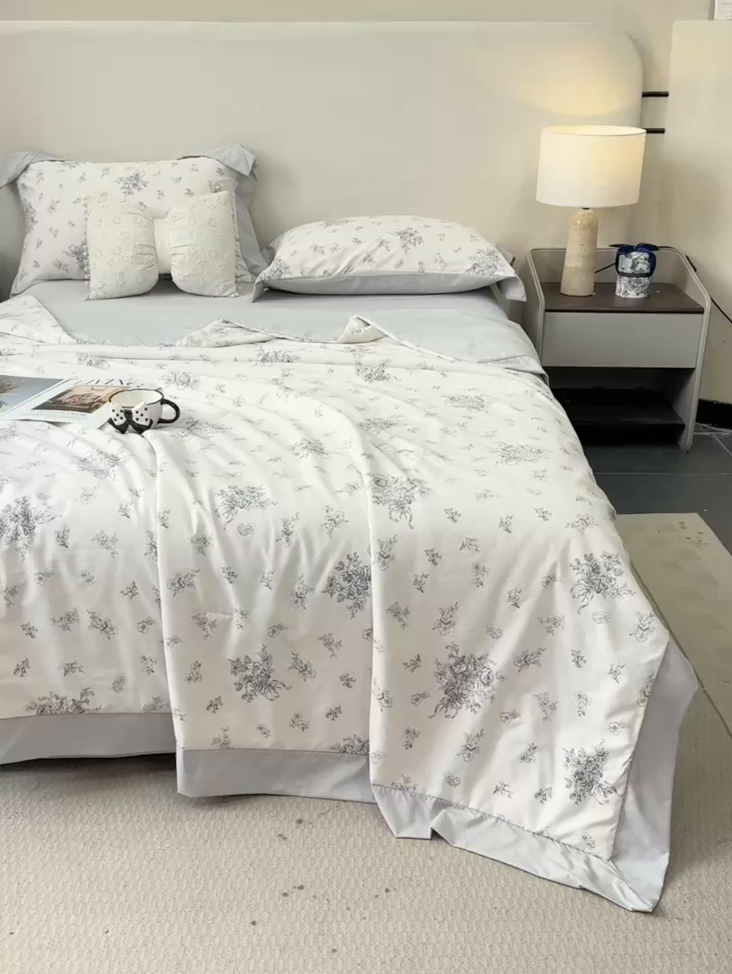 91家纺网 家纺一手货源 找家纺 慕木家纺 2026新款A类印花慕丝棉凉感夏被夏凉被空调被四件套 墨芳+灰