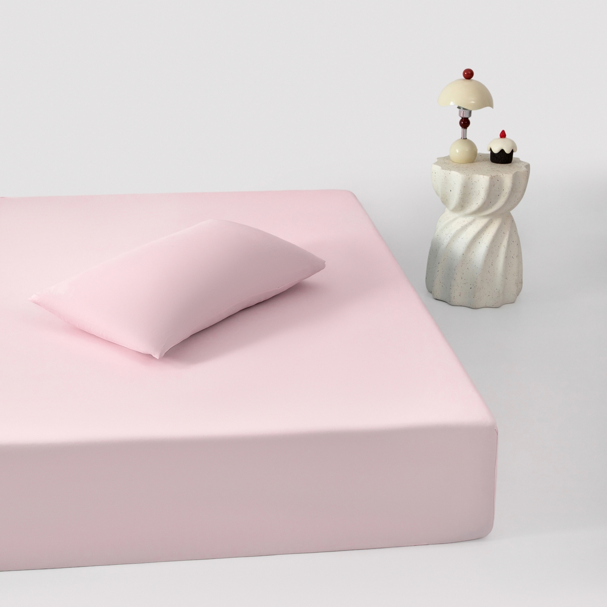 91家纺网 家纺一手货源 找家纺 其奥家纺 2026新款锦氨凉感床笠三件套A类耐磨5级0.35凉感有检测报告 雾粉