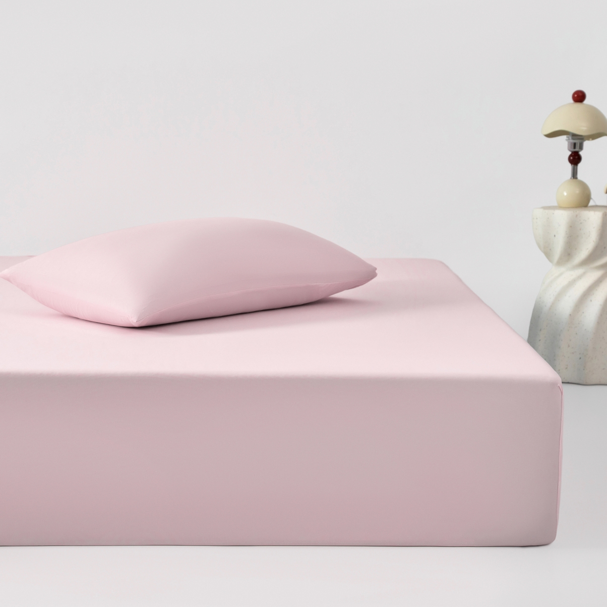 91家纺网 家纺一手货源 找家纺 其奥家纺 2026新款锦氨凉感床笠三件套A类耐磨5级0.35凉感有检测报告 雾粉