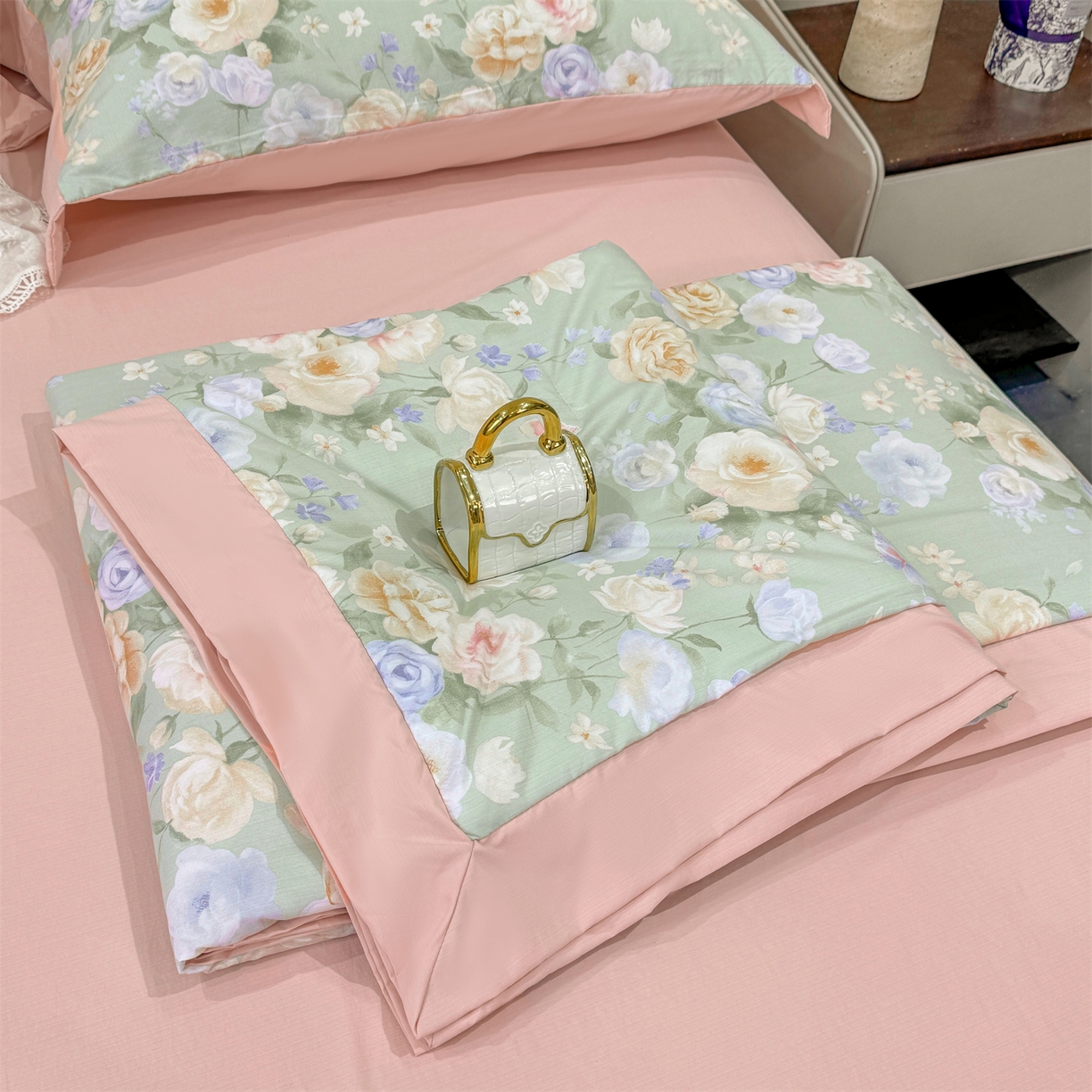 91家纺网 家纺一手货源 找家纺 慕木家纺 2026新款A类印花慕丝棉凉感夏被夏凉被空调被四件套 青妍+粉