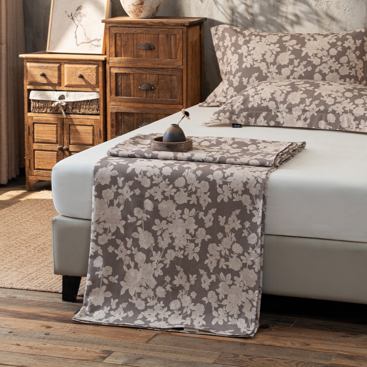 91家纺网 家纺一手货源 找家纺 凌云家纺 2026新款直播爆款复古风棉麻提花老粗布床单席子凉席三件套 月季锦簇