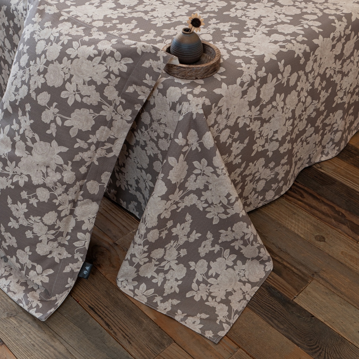 91家纺网 家纺一手货源 找家纺 凌云家纺 2026新款直播爆款复古风棉麻提花老粗布床单席子凉席三件套 月季锦簇