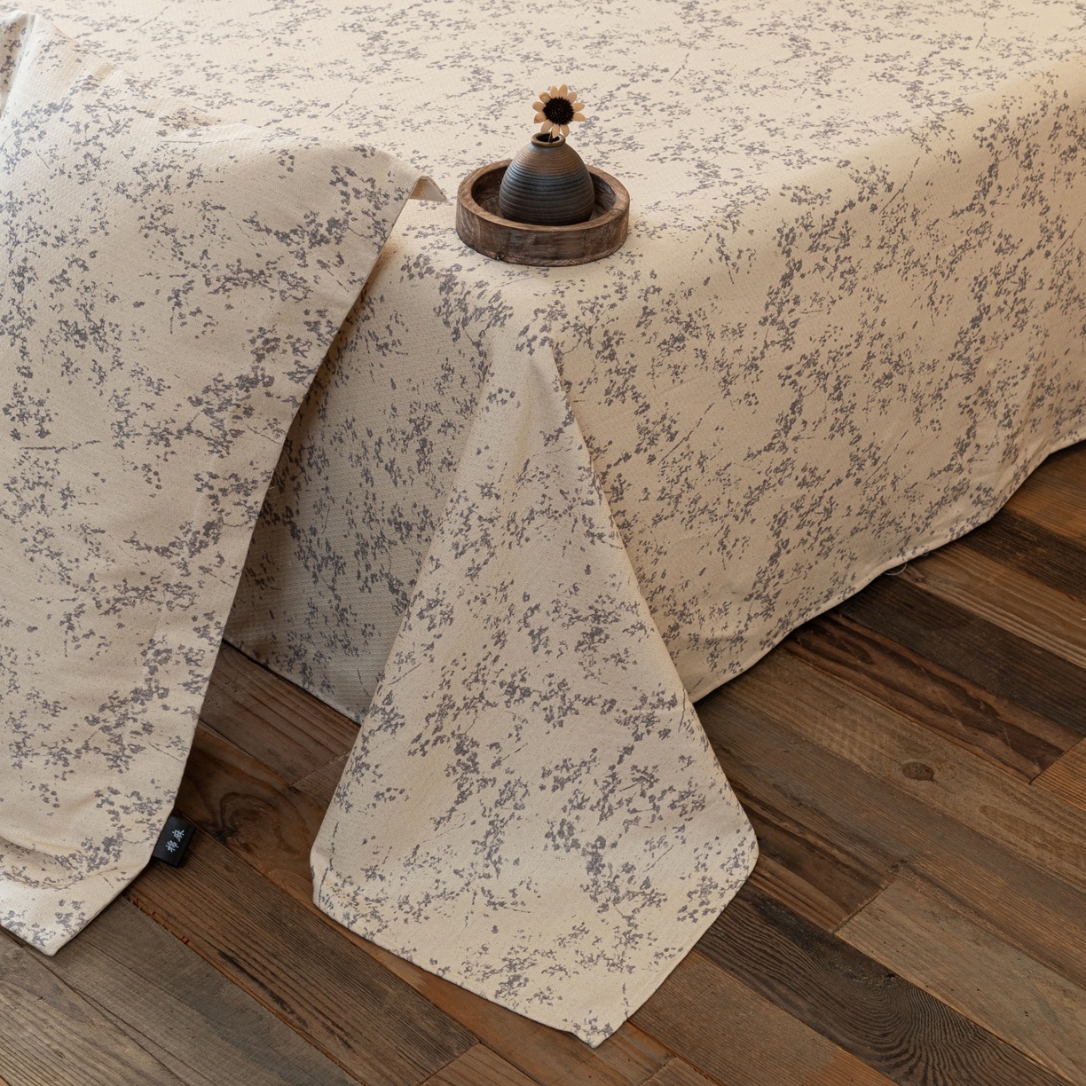 91家纺网 家纺一手货源 找家纺 凌云家纺 2026新款直播爆款复古风棉麻提花老粗布床单席子凉席三件套 冬梅枝语