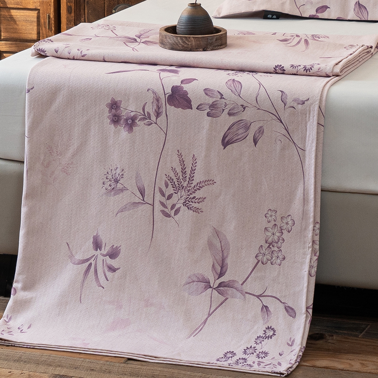 91家纺网 家纺一手货源 找家纺 凌云家纺 2026新款直播爆款复古风棉麻提花老粗布床单席子凉席三件套 紫叶繁花