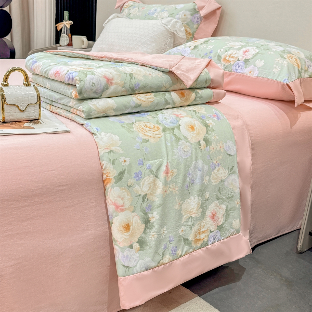 91家纺网 家纺一手货源 找家纺 慕木家纺 2026新款A类印花慕丝棉凉感夏被夏凉被空调被四件套 青妍+粉