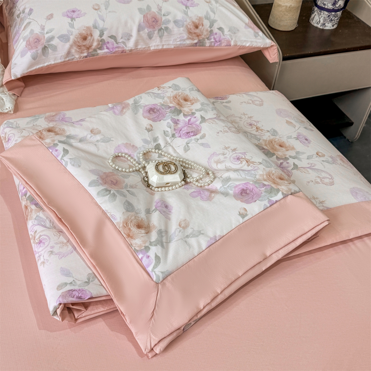 91家纺网 家纺一手货源 找家纺 慕木家纺 2026新款A类印花慕丝棉凉感夏被夏凉被空调被四件套 凡尔赛+粉