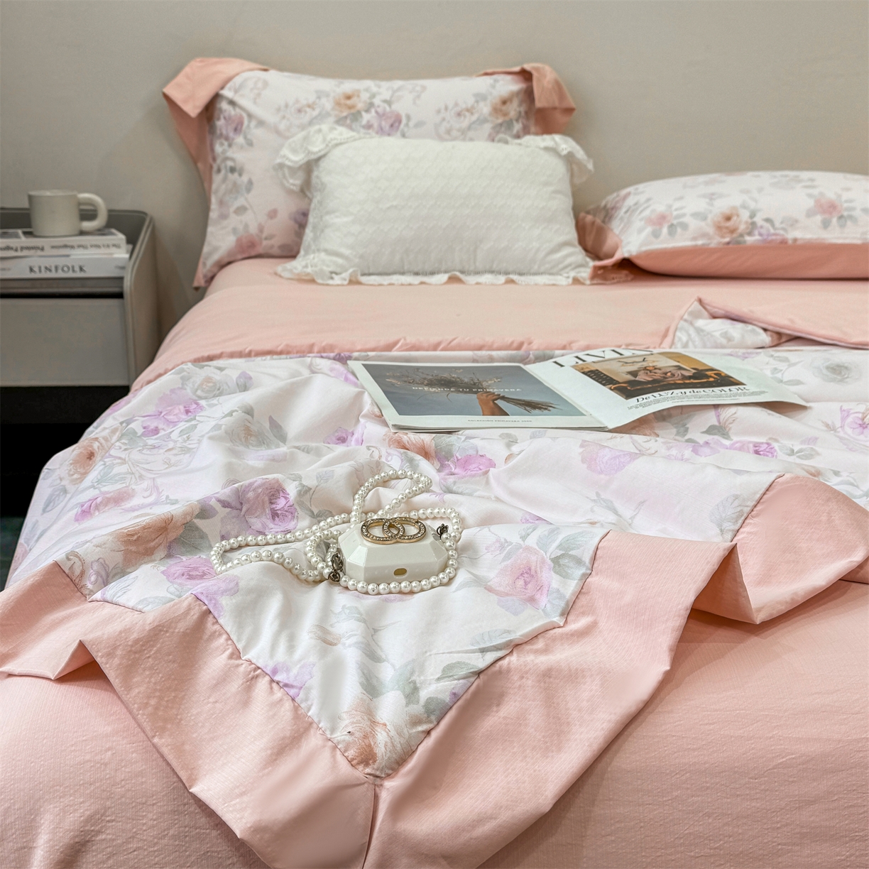 91家纺网 家纺一手货源 找家纺 慕木家纺 2026新款A类印花慕丝棉凉感夏被夏凉被空调被四件套 凡尔赛+粉